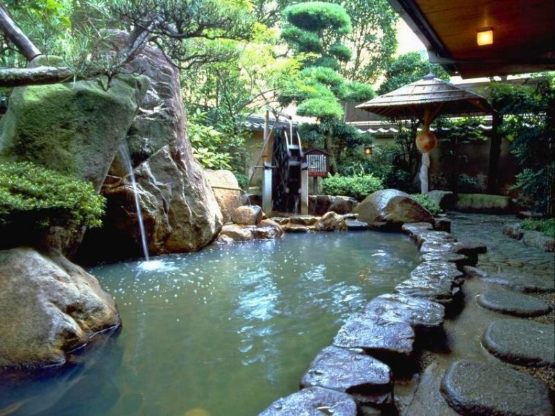 1300年の古都・奈良の空気に染まる庭園露天風呂。
時間とともに表情を変える露天風呂で悠久な時の流れを感じてみてください。