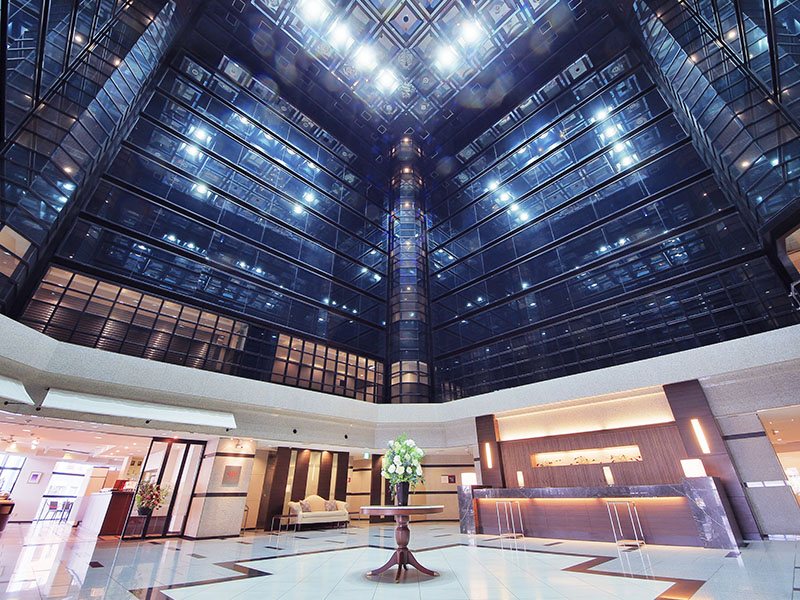吹き抜けが印象的なロビーになります