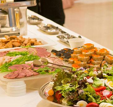 結婚式場のシェフが腕を振る料理やパティシエが作るウエディングケーキが大人気!飲み放題付きのプランは、6,000円(税込)~ご用意しております♪