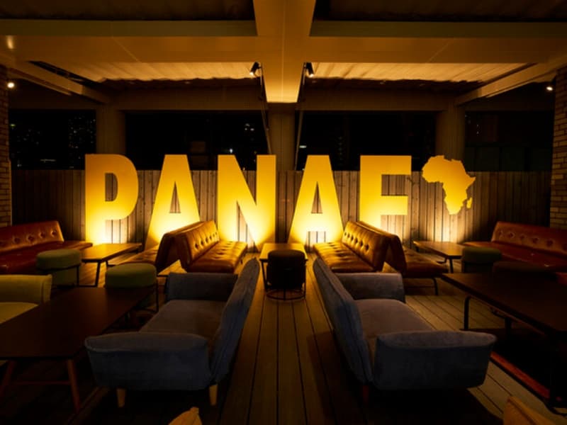 「PANAF'」のロゴが輝く開放的な店内。異国情緒あふれる空間が、特別なひとときを演出します。