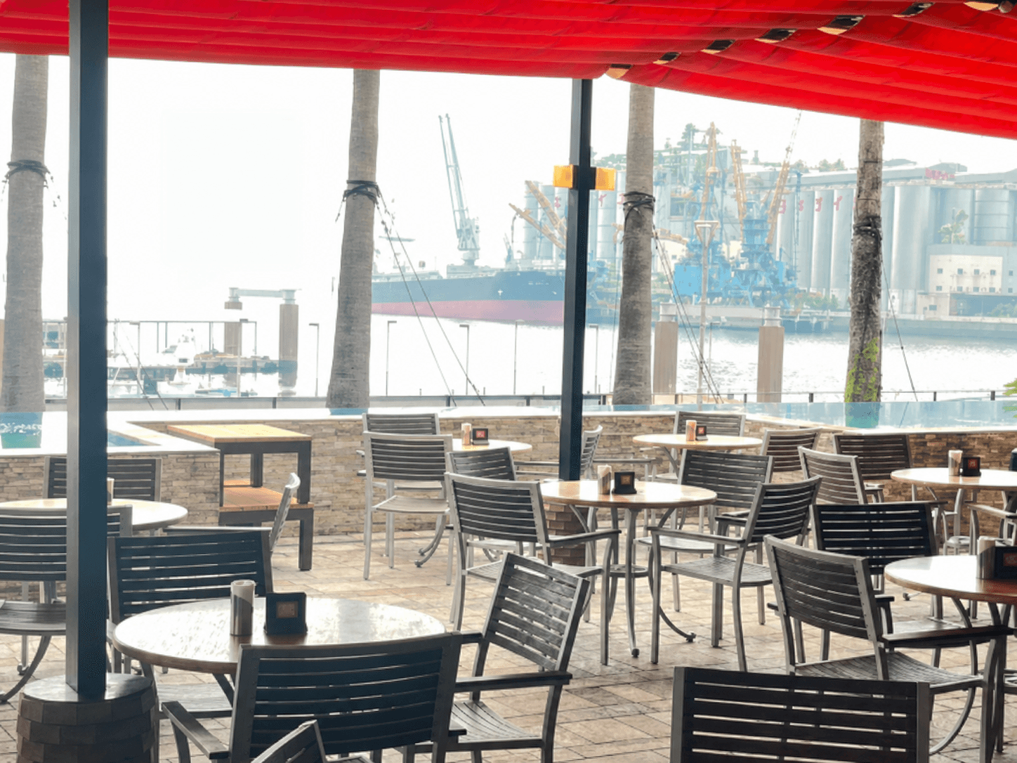 海と港を望む1Fテラス。着席80名までのパーティーやBBQに対応します。
