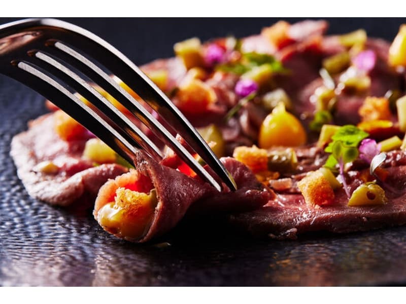 旬の食材をふんだんに使った、色鮮やかなフレンチの一皿。目でも楽しめる美しい盛り付けにもご注目ください。
