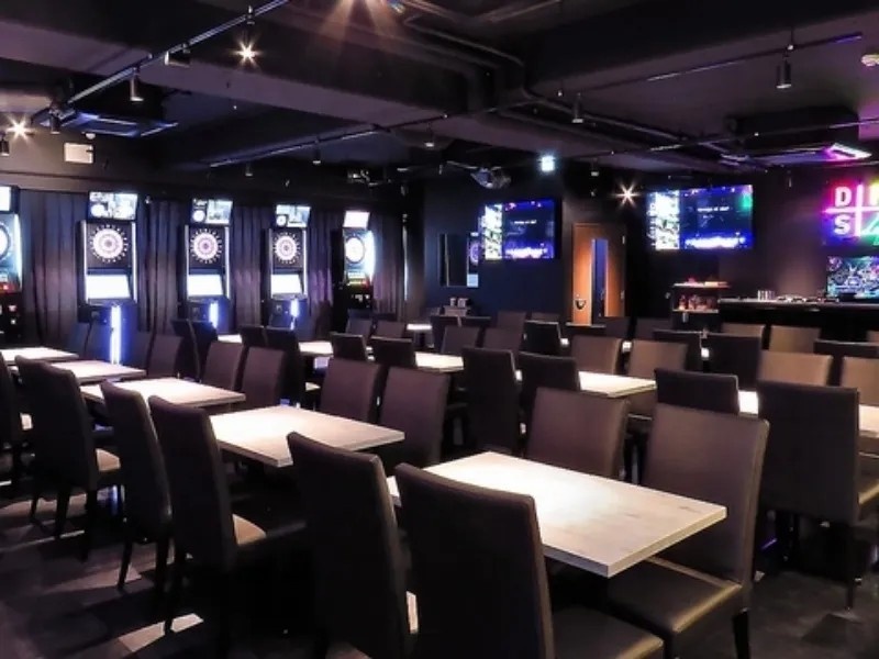 店内貸切は50名様からOK!!使いやすい広さで個室としてもご利用頂けます◎ダーツ投げ放題なだけでなく、カラオケ歌い放題&飲み放題で思いっきり楽しめること間違いなし!!