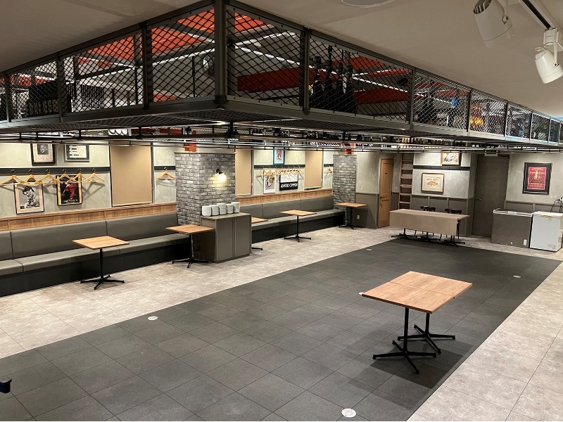 開放感のある空間は全てを見渡せて、行事の進行をスムーズに行うことが出来ます。反対側には大きなオープンキッチンとカウンターも設置。