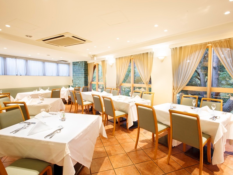 【店内】
メインダイニング 最大人数会食54名 立食70名
柔らかいイメージの明るいブラウンを基調にした落ち着きのある洗練された空間