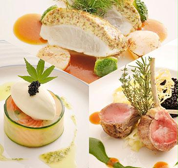 会場に隣接した調理場より出来たのお料理をお持ち致します。