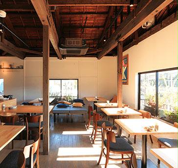 オフィス街や繁華街でもない静かな住宅地の中に立地する当店は、肩ひじを張らずに自然体で時間を過ごせる場所。また、スタッフ自ら解体工事をしたりペンキを塗ったりとこだわりの内装にも注目を☆
