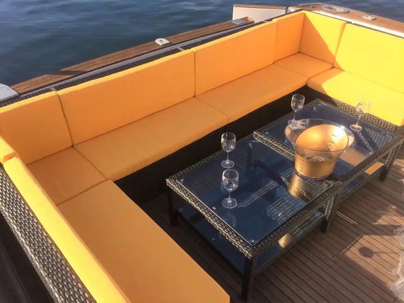 【ミッドブルー】
後方デッキには、最大10名様ご着席いただけるリゾート感・非日常感のあるソファーが設置されています。