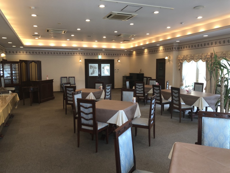 1F西側会場
着席60名程度の絨毯敷きの落ち着いた雰囲気の会場です。
プロジェクタ、スクリーン、バトン、音響設備完備