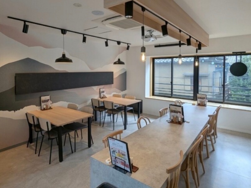 【会場】
モダンなカフェ風の店内には中庭を備え、季節の移ろいを感じながらお食事をお楽しみいただけます。