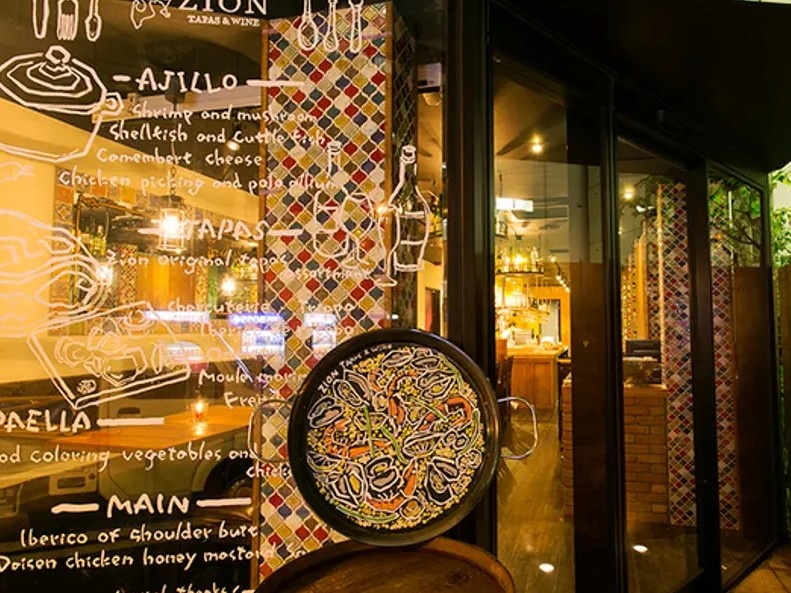 イタリアン&スペイン料理を楽しめる大人の隠れ家バル。
ペイントアートとパエリアパンが目印です。