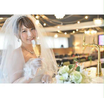 名駅から徒歩5分。完全着席で100名可能!幹事代行無料のプロデュースプランが人気の会場で、柱や他に遮るものがなく、一体感のあるパーティが楽しめる。ウエディング専門会場だから、お披露目会や1.5次会の相談にも経験豊富なスタッフが対応してくれる。