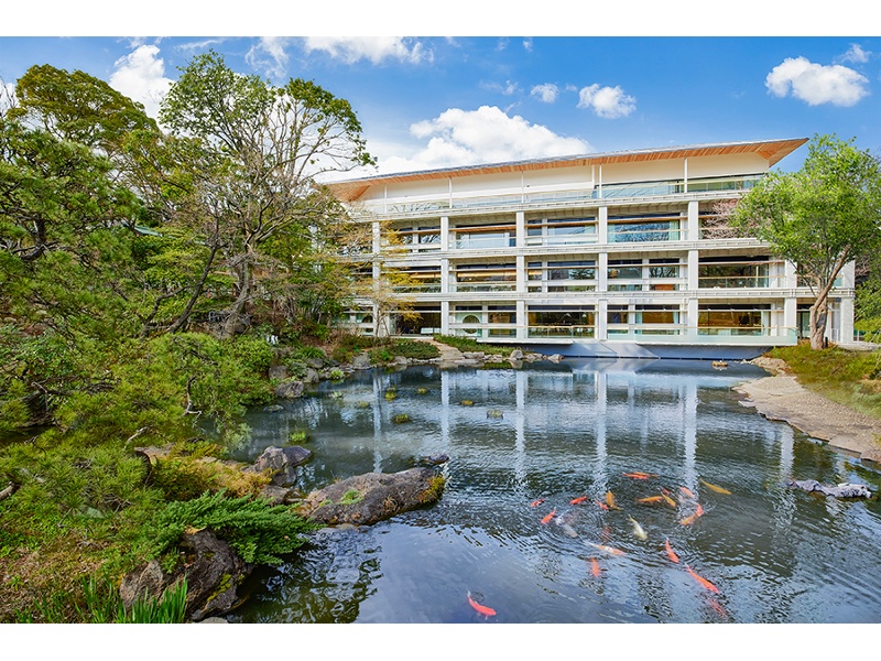 日本庭園の中に佇む、モダン建築
2022年3月に全館フルリニューアル
結婚式のみならず、イベント利用の実績多数!
宴会/懇親会/歓送迎会/入社式/総会/キックオフ/アワード/プレス発表会/記者発表会/インバウンド向けツアー/車両展示