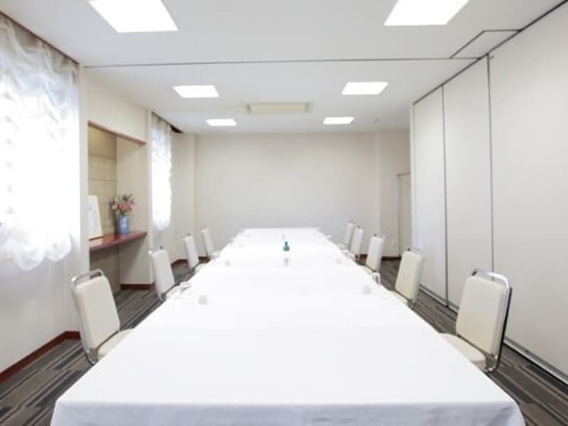 Wi-Fiインターネット接続対応。収容人数:宴会時16名
料金:¥5,000 / 1時間
貸出備品:プロジェクター・TV・ビデオ・演台・ワイヤレスマイク