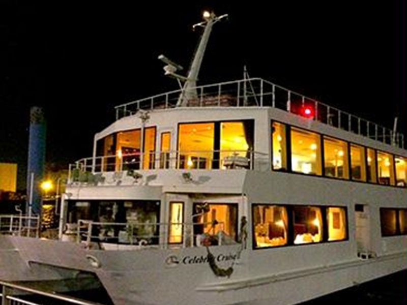 220名様まで貸切可能!Luxe Cruiseは、東京湾でクルーザーや大型船舶をレストランに行くような価格で、 お食事をお楽しみいただける東京湾・横浜の貸切クルージング・クルーズサービスです!