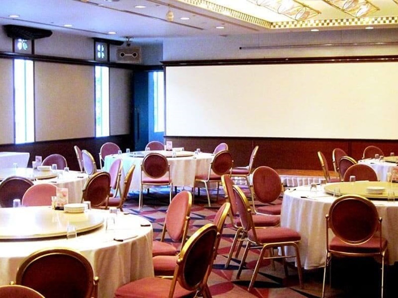 【椿】TSUBAKI
36~80名まで収容可能
椿・朝顔 2部屋使用時 100~180名まで
着席・シアター・立食・スクール・ロの字対応可能
