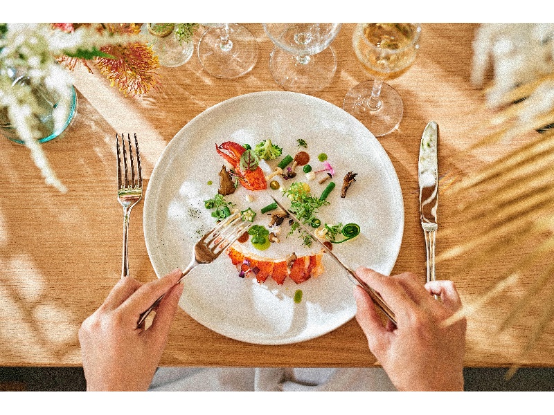 素材の魅力を活かしたこだわりの一皿が楽しめることが魅力です。見た目にも華やかで、味わいだけでなく五感で楽しめる料理が、ゲストとの特別な時間を彩ります。