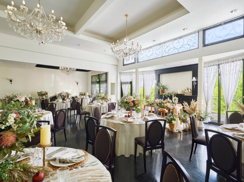 シャンデリアの輝きが満ちる、優雅でクラシックなTHE BANQUET HALL。