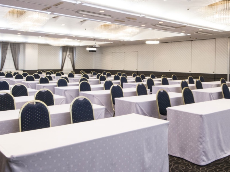 大宴会場「さくら」
最大120名様まで収容可能な多目的会場です。会議や研修、講演会、セミナーなど幅広いビジネスシーンに対応し、Wi-Fiと高速光回線による安定した通信環境を完備。オンライン配信やハイブリッド開催にもご利用いただけます。