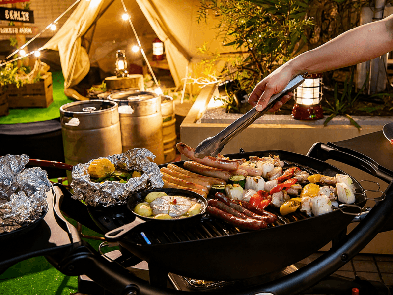 ボリュームたっぷりなお肉メニューを、グリルで焼き上げる