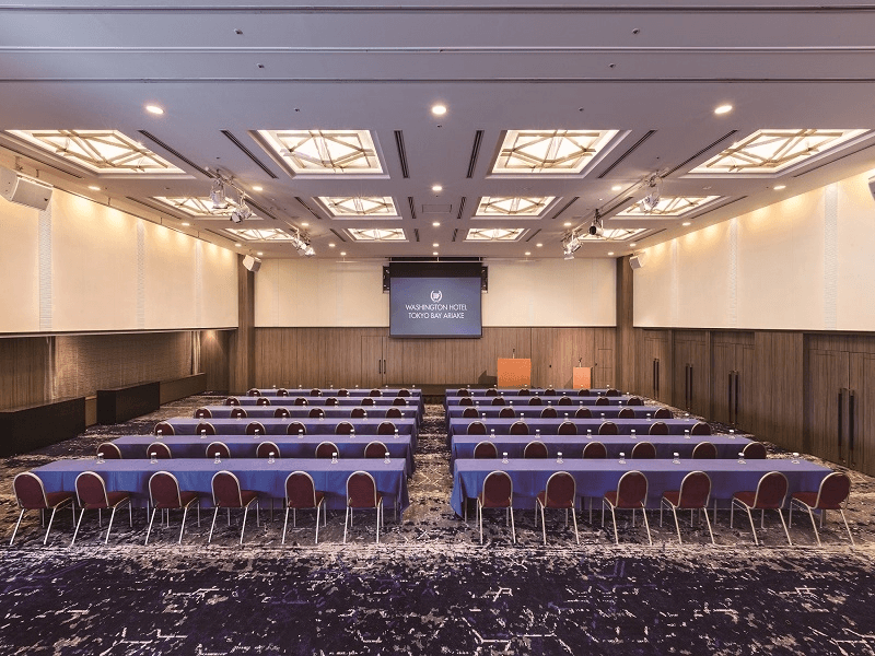 【アイリス会議スタイル】
展示会や法人企業の株主総会、国際会議。招待会や表彰式典の会場として最大500名の収容人数を誇る大型多目的ホール。広大なスペースは最大3分割での利用が可能で用途に応じ使い分ける事ができ円滑な進行とイベントの成功に大きな役割を担います。