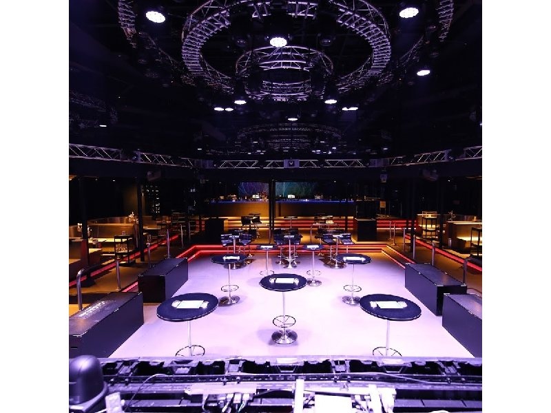 柱がないメインフロアは、DJブースから全体を見渡せます♪