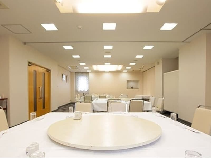 Wi-Fiインターネット接続対応。
収容人数:宴会時30名
料金:¥10,000 / 1時間
貸出備品:デジタルホワイトボード、プロジェクター・TV・ビデオ・80インチスクリーン・演台・ワイヤレスマイク