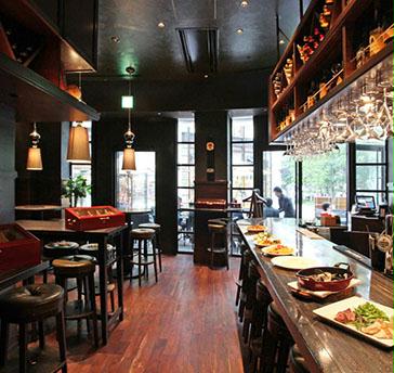 木のぬくもりと柔らかい明かりのアットホームな店内。着席は46名、立食は75名まで!