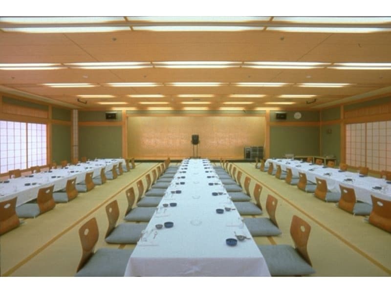 98畳 80名まで可 分割可
宴会スタイル 椅子テーブルスタイル どちらも可