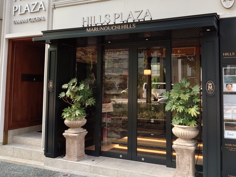 名古屋市中区丸の内「桜通長者町」交差点角。
桜通沿いHILLS PLAZAに2階へ上がるエレベータがあります。