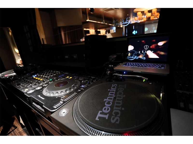 DJブース完備!天井、ステージから迫力のある音をオトドケします