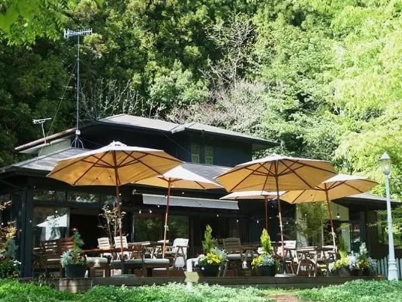 里山のエンターテイメントをご提供
地元に元々ある「食」「自然」「建物」「人」を利用し、今まで町になかった物を生み出すことを目的に作られたお店。「これからのデザインの見本となる形」と評され「いばらきデザインセレクション」で最高賞を受賞。テーブル、テラス、ソファ席など席の種類が多く、子供連れでも居心地の良いカフェ。夜まで通しでやっているため様々なシーンでの利用が可。