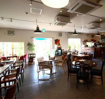 緑に囲まれ空が開けるガーデンテラスや、都内では珍しい程に広くとった店内席で、くつろぎながらのひと時を