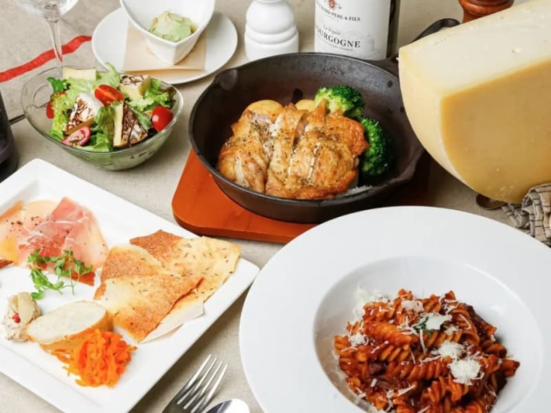 【結婚式二次会貸切プラン】
大山鶏もも肉のロースト&濃厚チーズフォルマッジョ!牛肉のラグーソースペンネ含む全7品♪ライトプラン(120分飲み放題付)