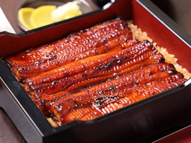 【お料理】
ミシュラン選出店出身の代表が監修したタレで仕上げる、肉厚でふわふわの鰻が自慢。