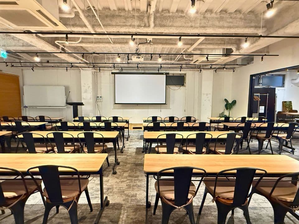 シンプルな空間を活かし、各種展示会におすすめ。
いつもとは違う雰囲気での会議,セミナーにも最適です。
シンプルな空間と家具を活かし、スチール、ムービーを問わず撮影にもおすすめです。
窓を開けて一時換気も可能です。
※マイク使用・BGMを流す等の通常より大きな音が発生するご利用の場合は常時開放はご遠慮ください
