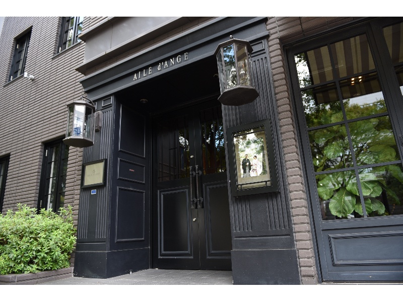 緑に囲まれた貸切パーティ会場は２スタイル
ゲストとのふれあいを大事にした
アットホームな空間をお２人らしく彩りましょう