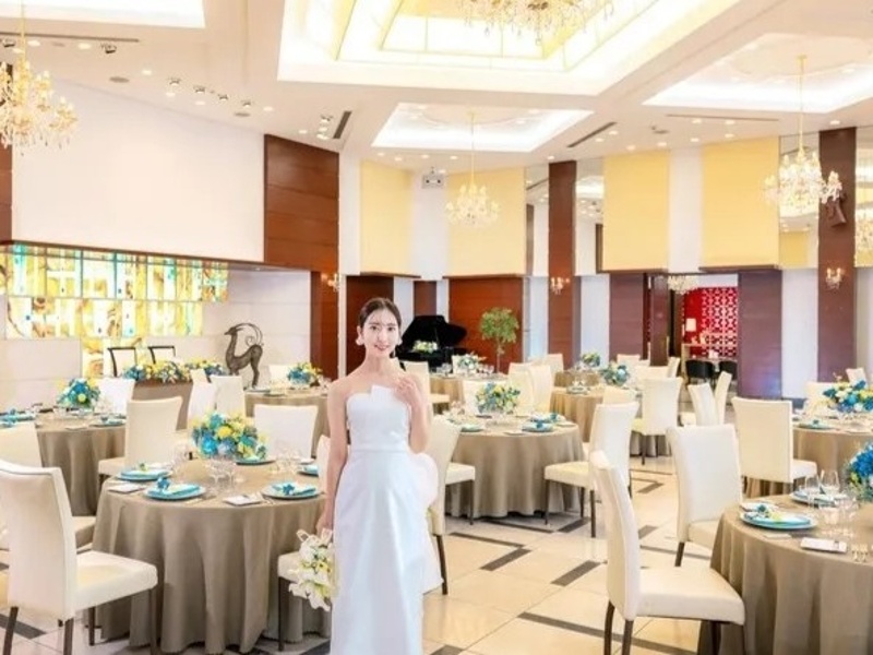 メゾン・ド・フルールは、美しく清らかに咲く花をテーマに季節の花々が咲き誇る華やかな邸宅です。
