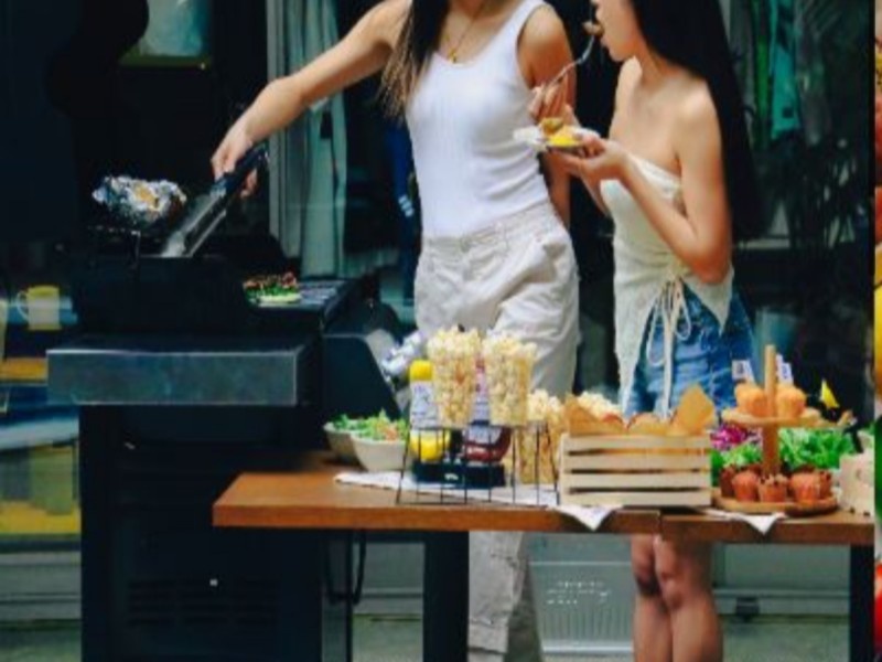 プールサイドで仲間と楽しむ特別なひととき 8HOTEL CHIGASAKIプールサイド貸切BBQプラン