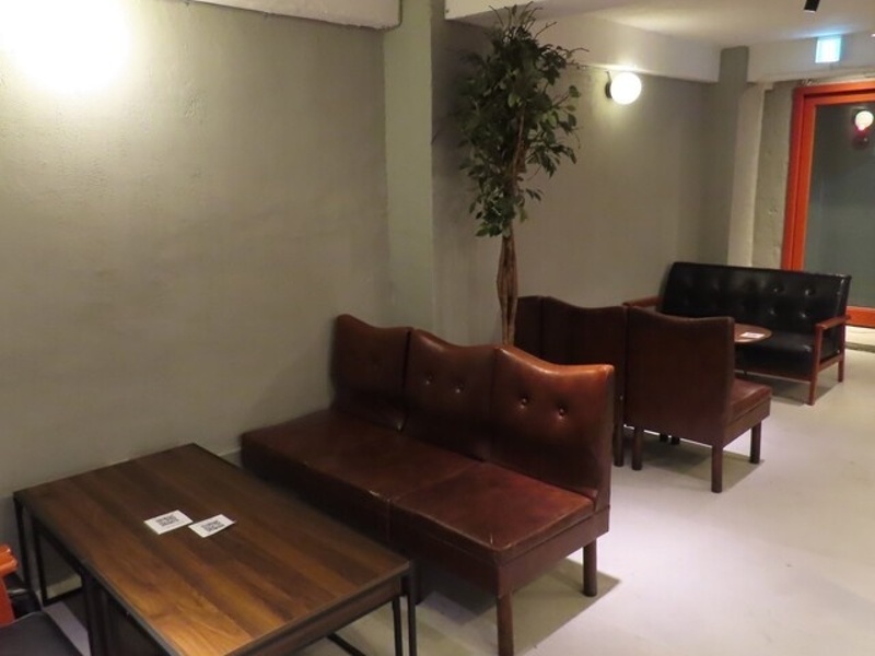 ゆったりとしたソファ席。全席加熱式タバコ喫煙可