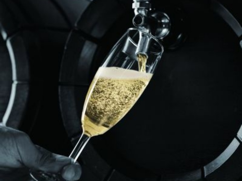 クラフトビールはじめ、豊富な種類のお酒を多数ご用意しております。