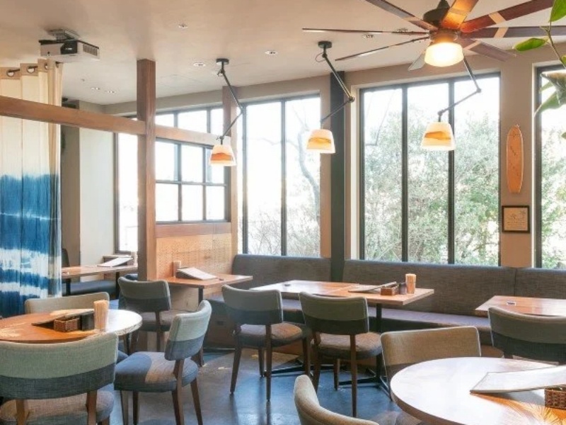 【ダイニング席】
木を多用し、マリンブルーカラーのシートとのコントラストが美しい空間