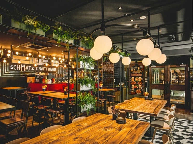 本格ドイツ料理とクラフトビールで乾杯する、スタイリッシュな結婚式二次会を。充実した料理と演出で、ゲストの心に残るパーティーを実現します。