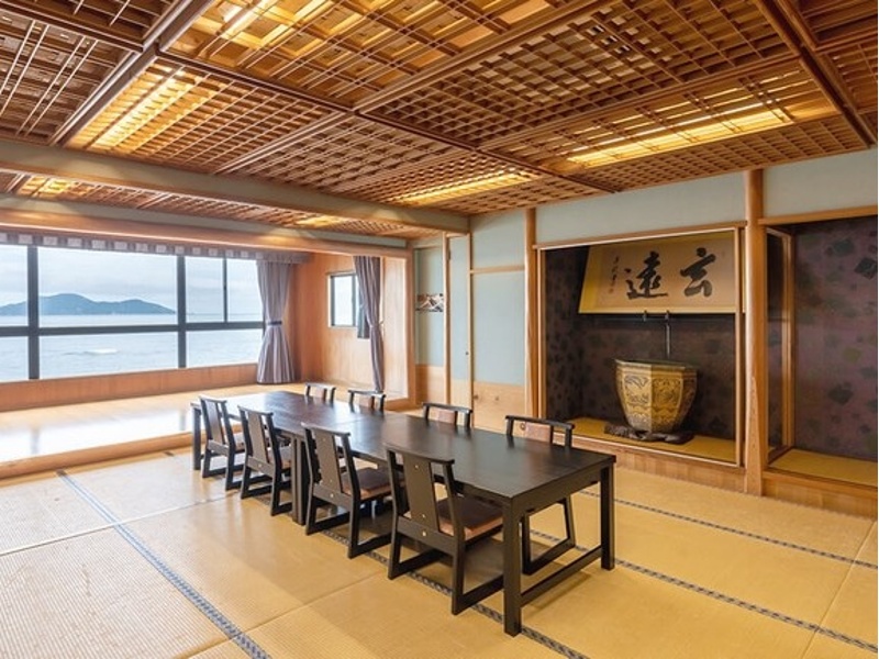 小宴会場は、海を間近に臨む眺めの良い広間。
オーシャンビューのステージを備えた、開放感のある宴会場です。