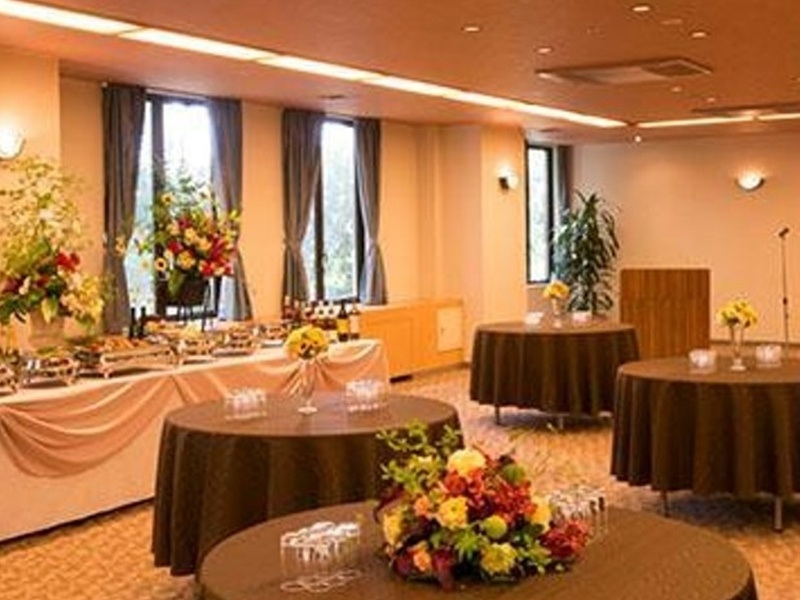 ホテル1階にあるガーデンルーム(139㎡)は、カジュアルなパーティーに最適です。当ホテル自慢のイタリアンを中心に、和洋中のおいしいお料理を提供しております。