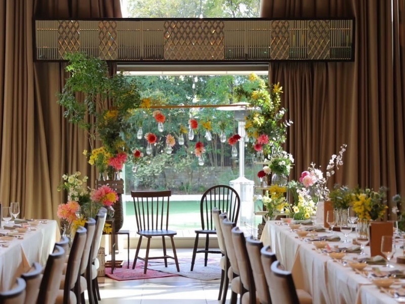 大きな窓から緑が広がる開放的な会場。プライベートガーデンでデザートビュッフェやバーベキューなど、多彩な演出が楽しめます。