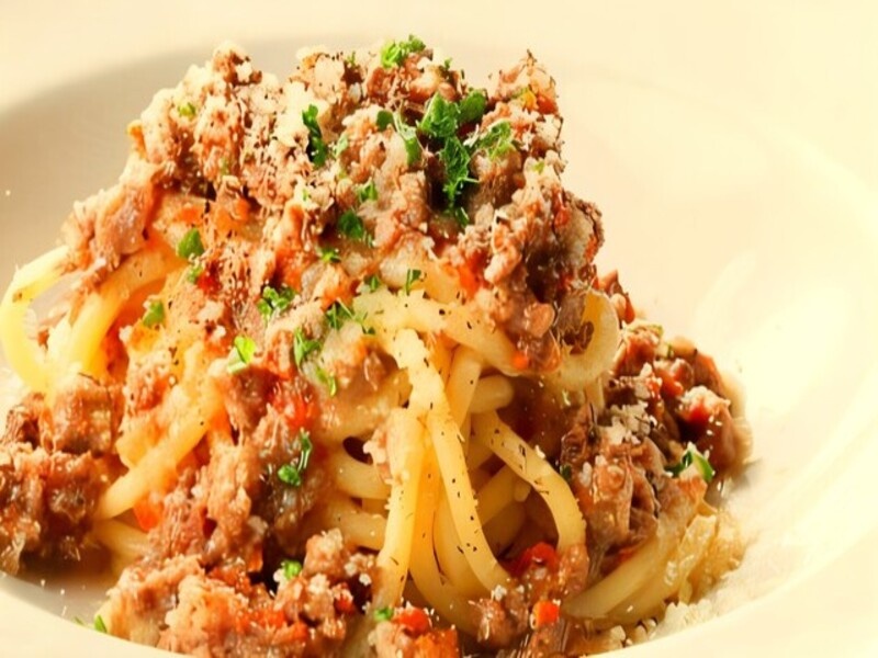 牛肉をミンチにし、白ワイン等で煮込んだラグービアンコ。自家製麺のモチモチ食感を楽しめる