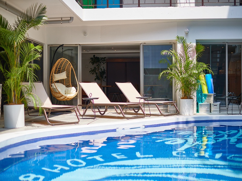 プールサイドでリラックス