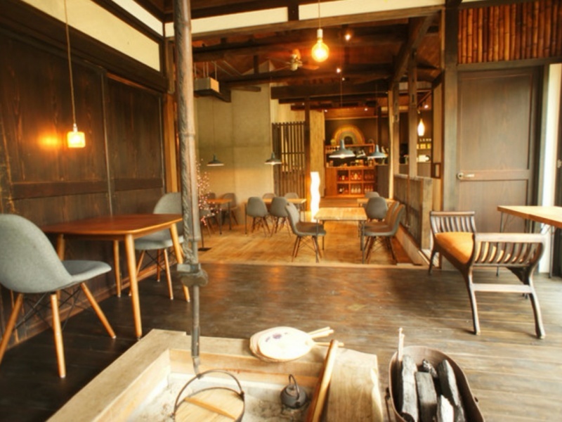 お洒落で歴史を感じる店内
47席(屋内27席 / ウッドデッキ20席)
着席時 :30人 立食時 :40人
