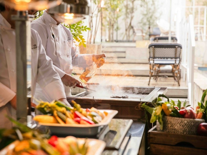 シェフが目の前で調理してくれるのでより贅沢にゲストへ食事を提供でき、
コース料理とはまた違うカジュアルな雰囲気でゲストとの距離感も近く素敵な時間をお過ごし頂けます